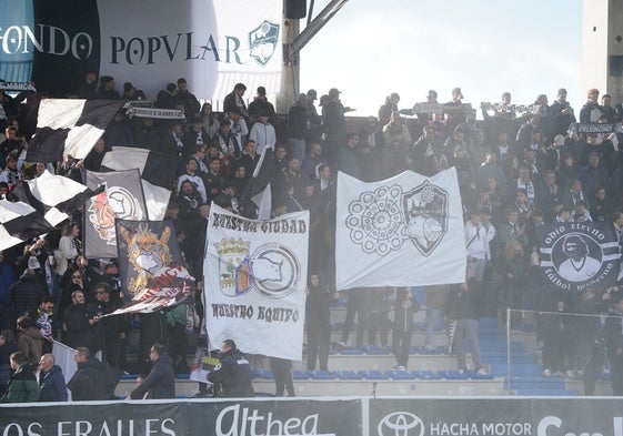 Vista del Fondo Oeste del Helmántico, con banderolas de varios de los grupos ahora enfrentados.