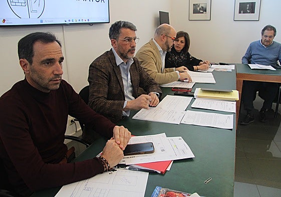 Salvador Ruano, Ángel Peralvo, Daniel Velasco, María Soledad García y Víctor Zato, en la sesión plenaria de Villamayor de Armuña.