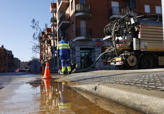 Operaerios del Ayunatmiento bombean el agua de la alcantarilla en la calle Francisco Montejo.