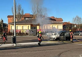 Imagen de la intervención que los Bomberos han llevado a cabo en la avenida de Juan de Austria en la tarde de este viernes.