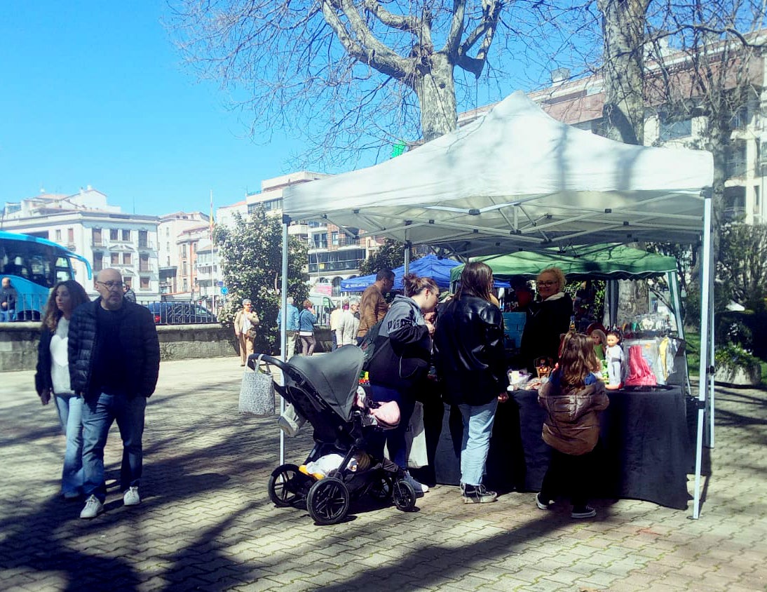 El buen tiempo anima el regreso de los mercados de antigüedades en el parque municipal de Béjar