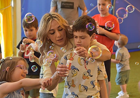 Beatriz Ramos junto a su hijo Asier en las actividades celebradas el pasado año en Aldeatejada.