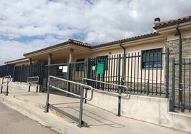 Acceso principal a la residencia de mayores de Montejo.