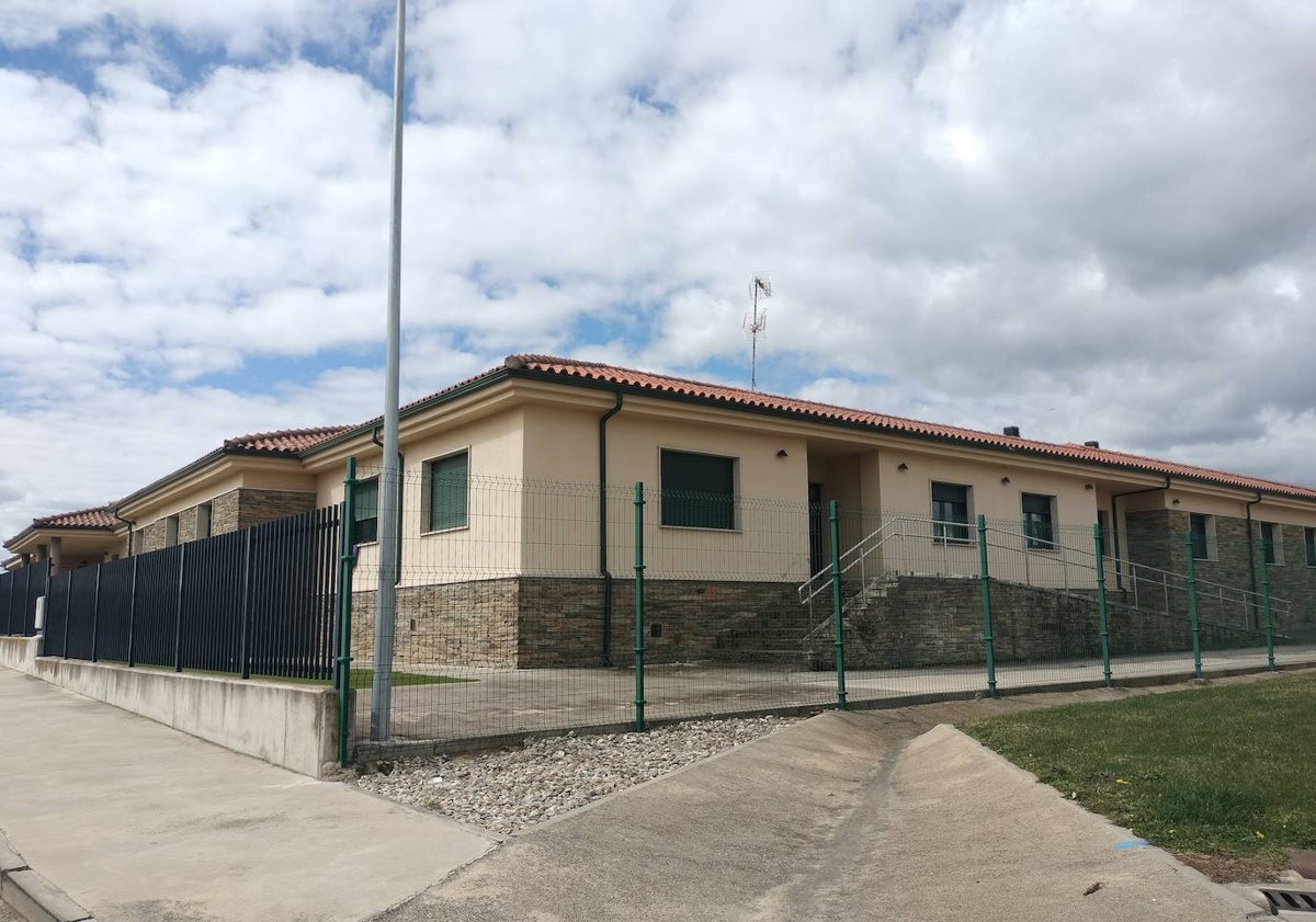 Imagen principal - Diferentes imágenes de la residencia de mayores de Montejo.