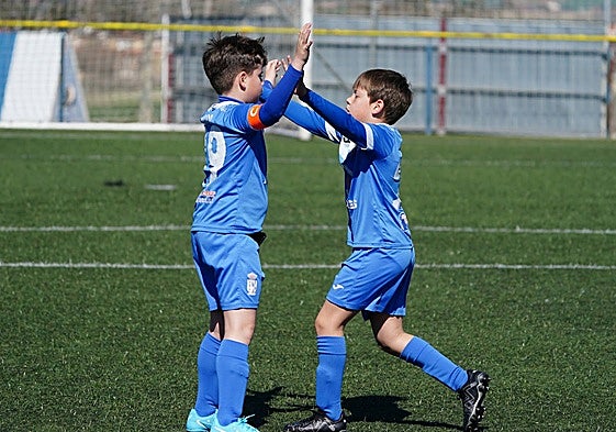Los jugadores del Doñinos benjamín celebran un tanto.