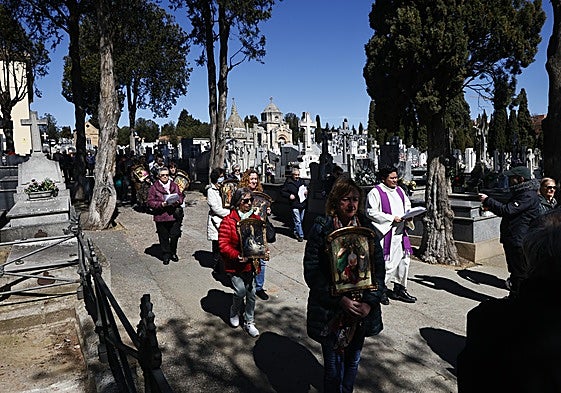 Vía crucis con las 'tavolettas' realizadas por Jerónimo Prieto