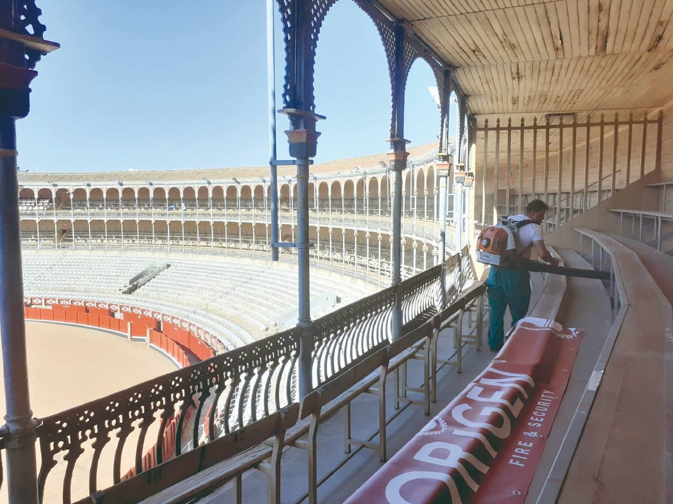 Limpieza de instalaciones de la plaza de toros.