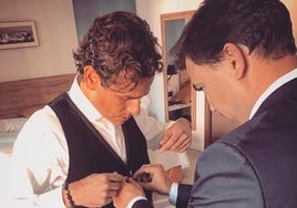 Javier Blanco vistiéndose de corto en un festival.