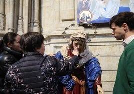 Varias personas de Aspace tocan las imágenes en la Catedral.