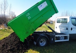 Un camión volcando compost en Alba de Tormes.