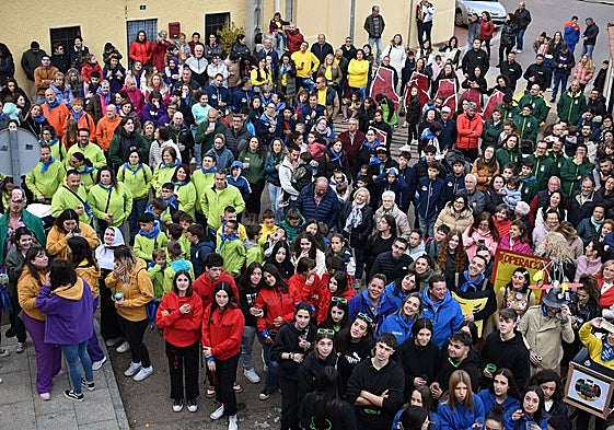 Peñistas de Doñinos de Salamanca durante el pregón del año pasado desde el balcón del Ayuntamiento.