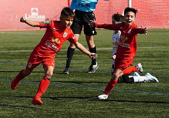 El jugador del Santa Marta Marc Vargas (izq.) alza sus brazos después de firmar el tercer tanto del encuentro.