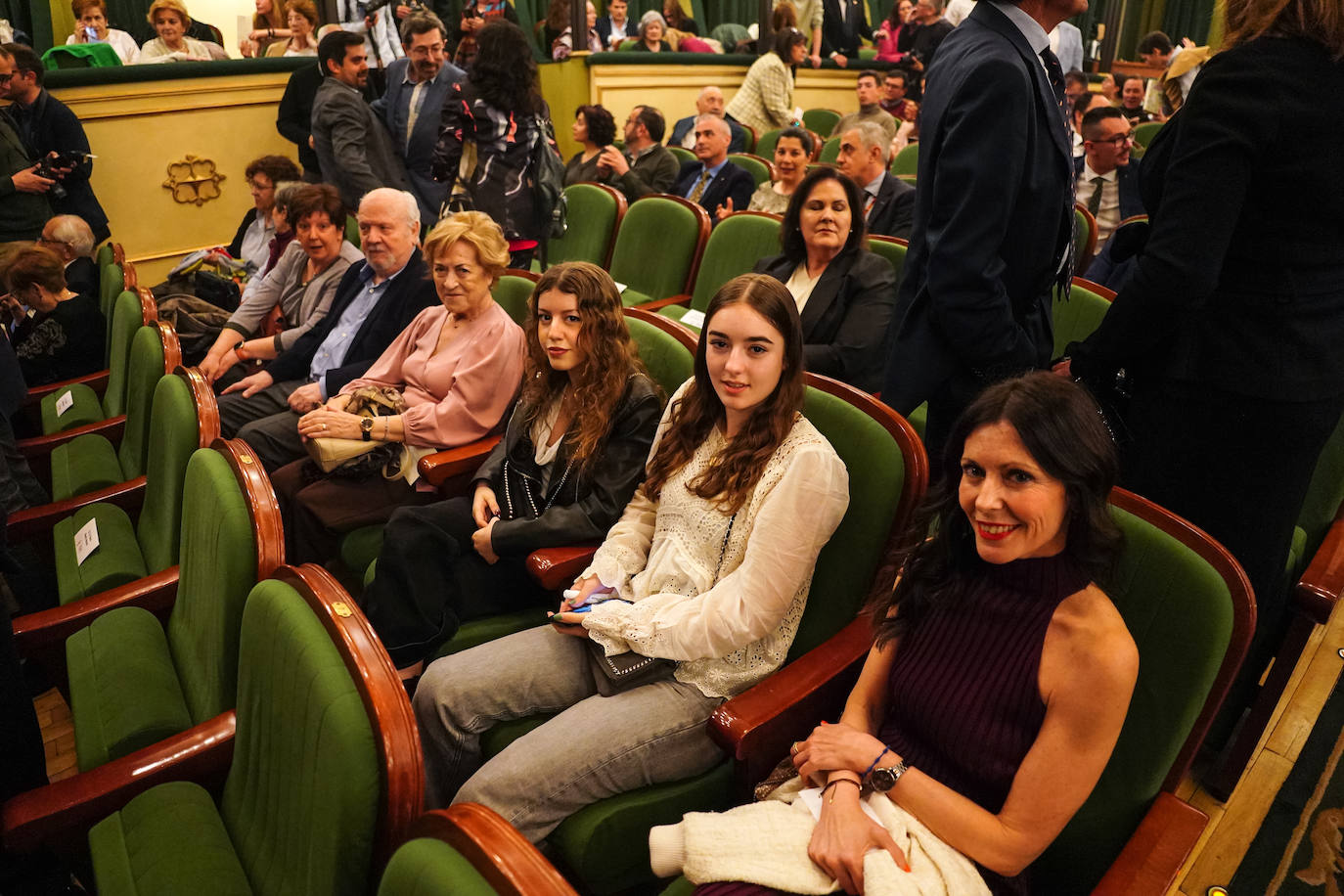 La familia de Julio López quiso darle cariño desde las primeras filas.