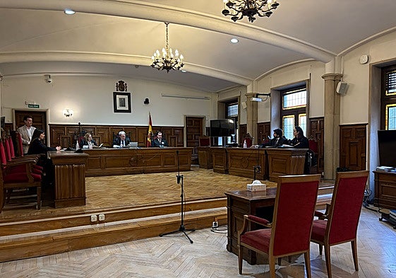 El banquillo de acusados de la Audiencia Provincial de Salamanca vacío tras la incomparecencia de los acusados.