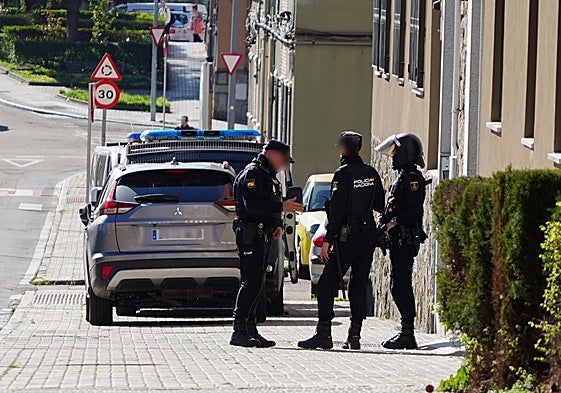Agentes de la Policía Nacional,  durante las redadas en San José y El Tormes.