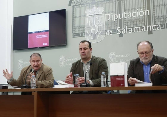 El coordinador del volumen, José María Hernández, el delegado de cultura, David Mingo, y el director de la publicación, Mariano Esteban.