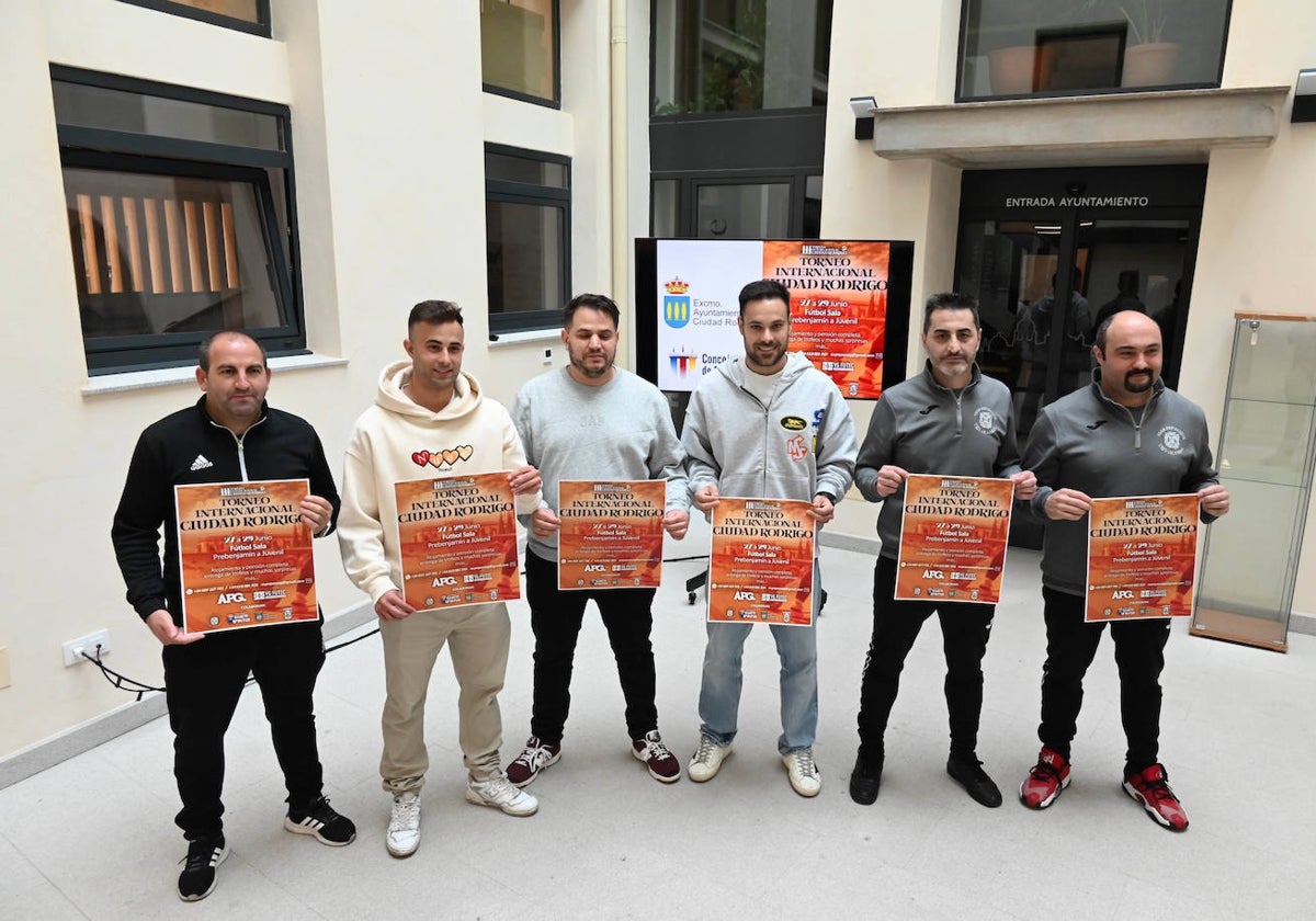 Los organizadores del evento junto al edil Víctor Gómez