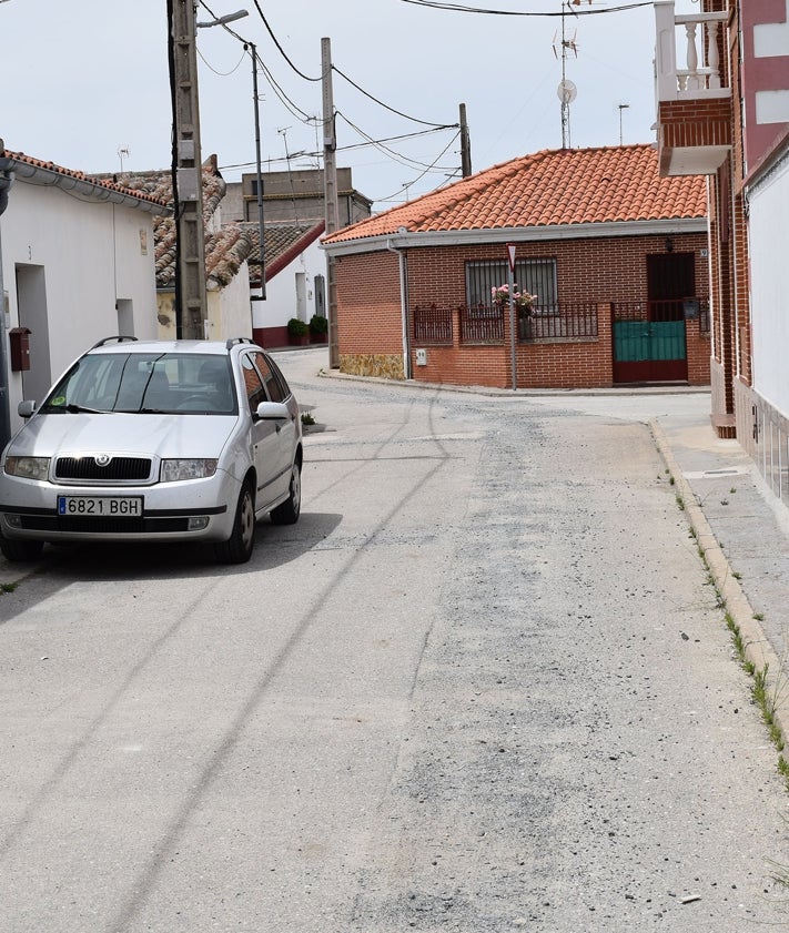 Imagen secundaria 2 - Los vecinos de Garcihernández exigen una «solución urgente» para mejorar el estado de las calles