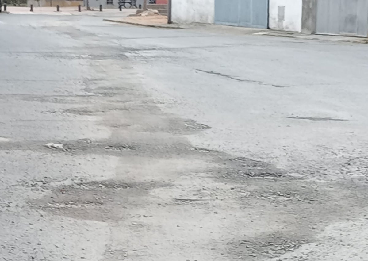 Imagen secundaria 1 - Los vecinos de Garcihernández exigen una «solución urgente» para mejorar el estado de las calles