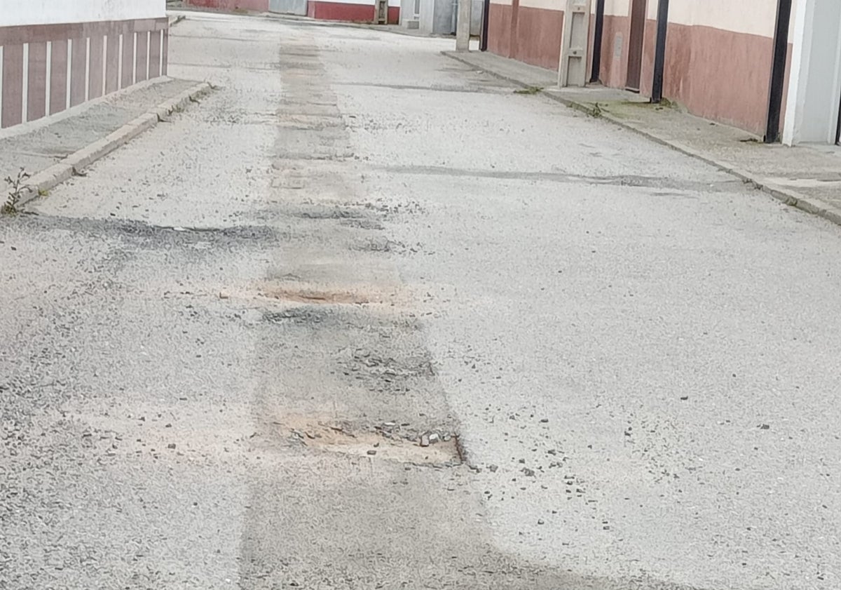 Imagen principal - Los vecinos de Garcihernández exigen una «solución urgente» para mejorar el estado de las calles