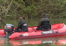 Imagen de las labores de búqueda de la Policía en el río.