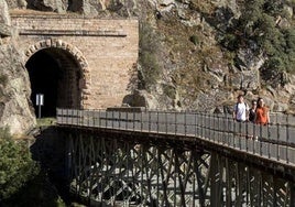 Paso por uno de los túneles y puentes de este recorrido transitable.