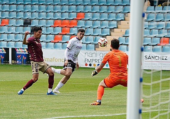 Ocasión de Óscar Lorenzo en los primeros minutos del partido contra el Pontevedra.