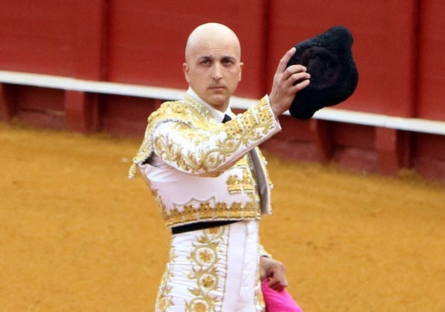 Javier Castaño saluda la ovación en La Maestranza.