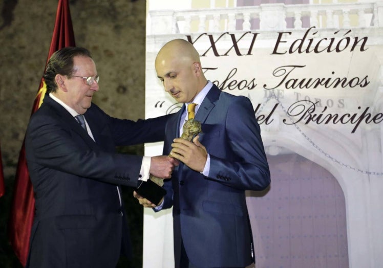 Javier Castaño recogiendo el premio a la mejor estocada de la Feria de Abril 2016.