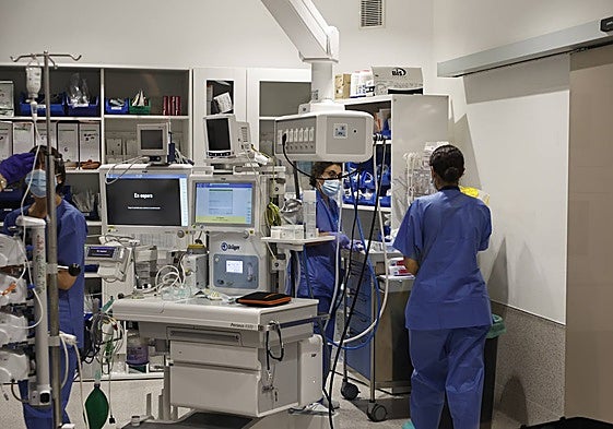 Profesionales de Radiología Intervencionista, antes de un procedimiento.