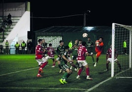 Iván Martínez despeja un balón en el último duelo entre Unionistas y Arenteiro.