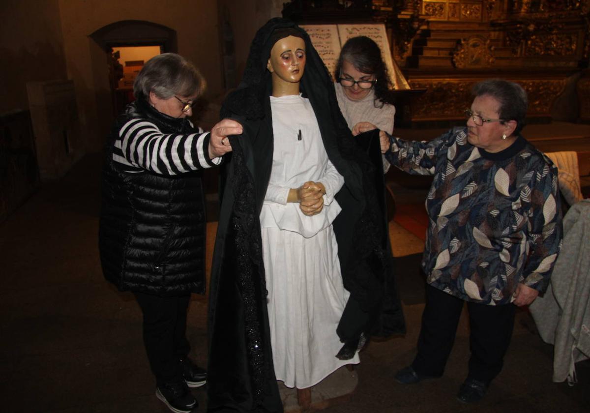 Tres generaciones manteniendo viva la tradición familiar en Semana Santa: «No tenemos intención de 'jubilarnos'»