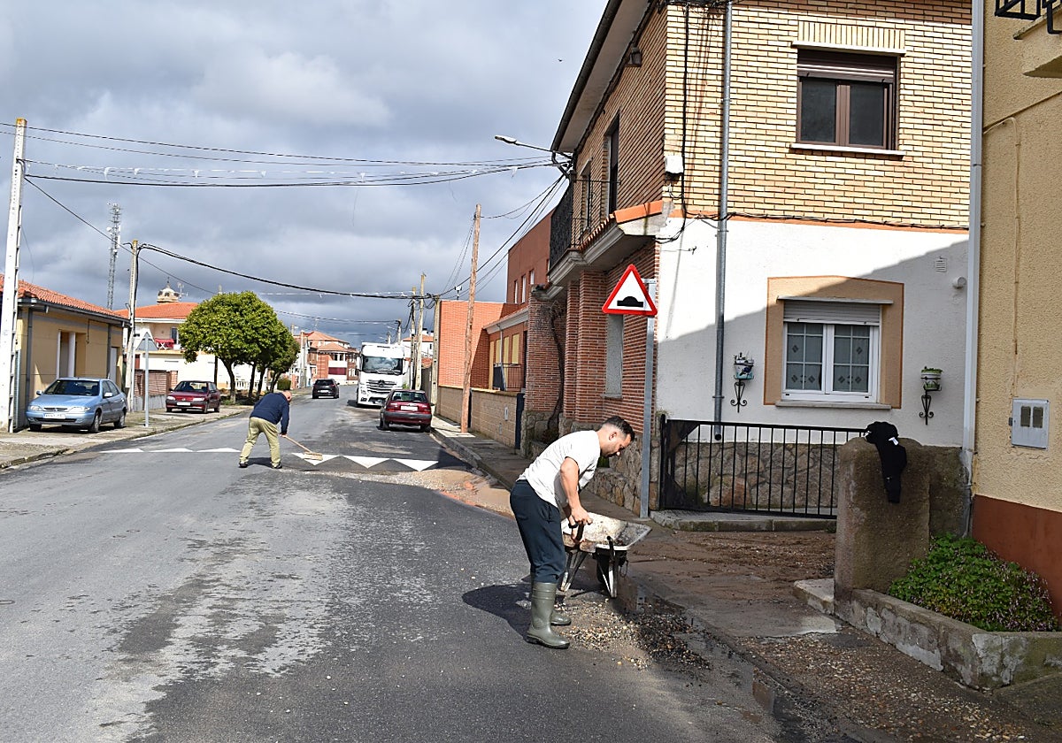 Vecinos del municipio de Encinas de Abajo limpiando parte del barro de la inundación durante la mañana del pasado domingo, 13 de abril.