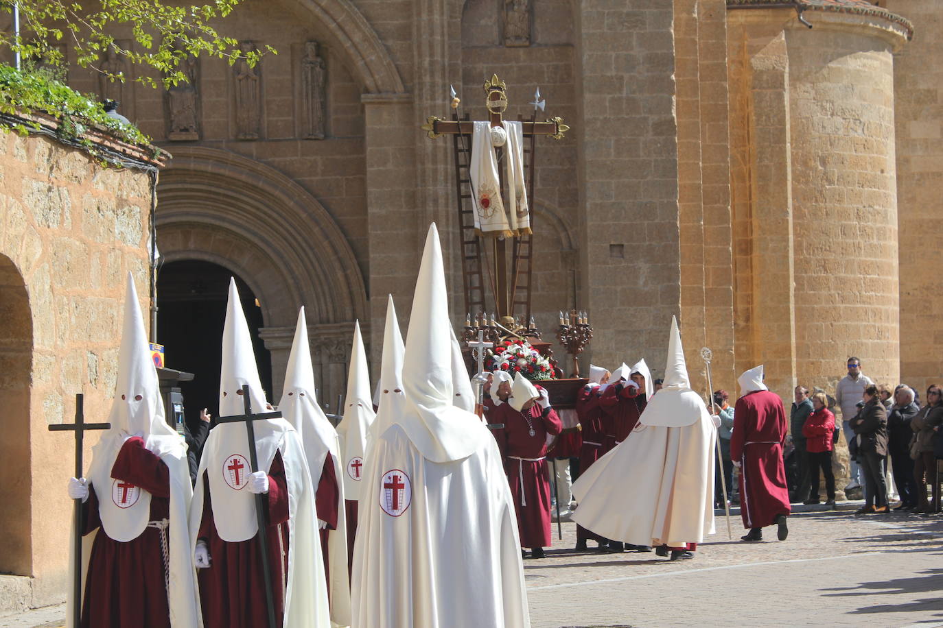 La Santa Cruz arroja luz sobre el cielo de Ciudad Rodrigo