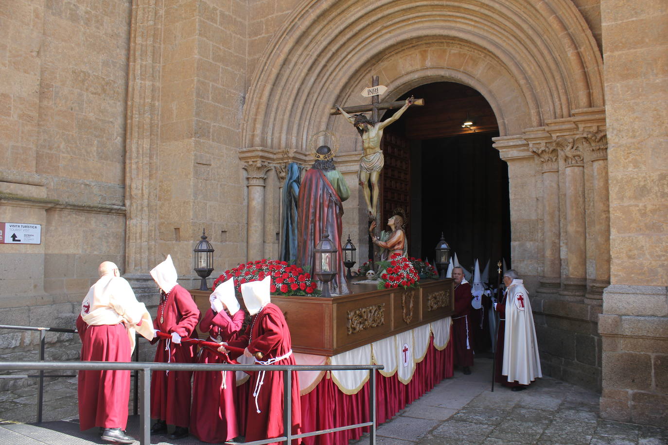 La Santa Cruz arroja luz sobre el cielo de Ciudad Rodrigo
