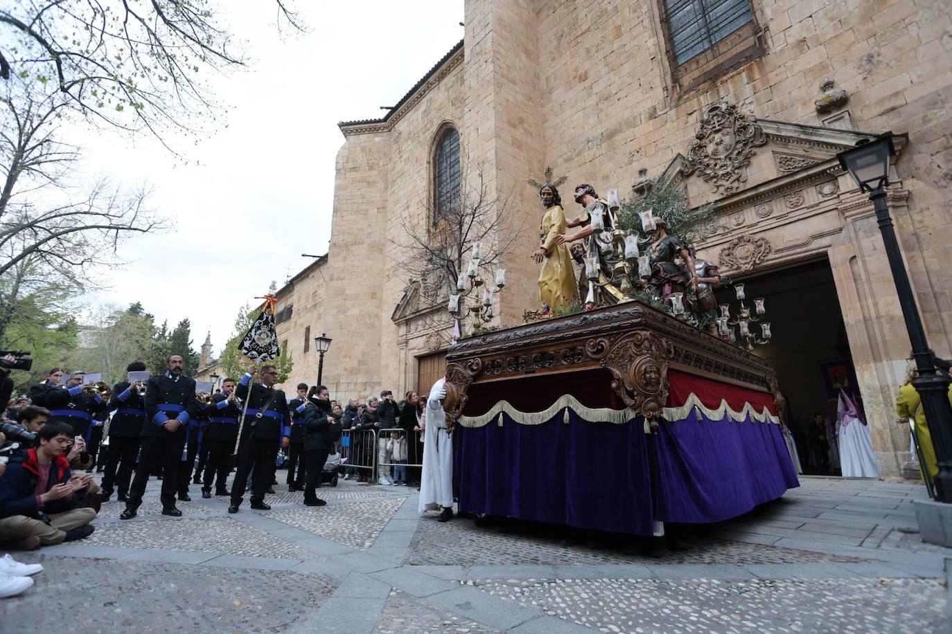 La procesión de la Seráfica Hermandad, en imágenes