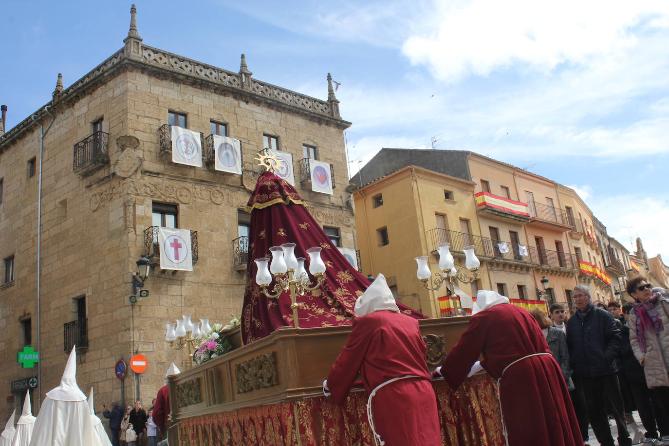 La Santa Cruz arroja luz sobre el cielo de Ciudad Rodrigo