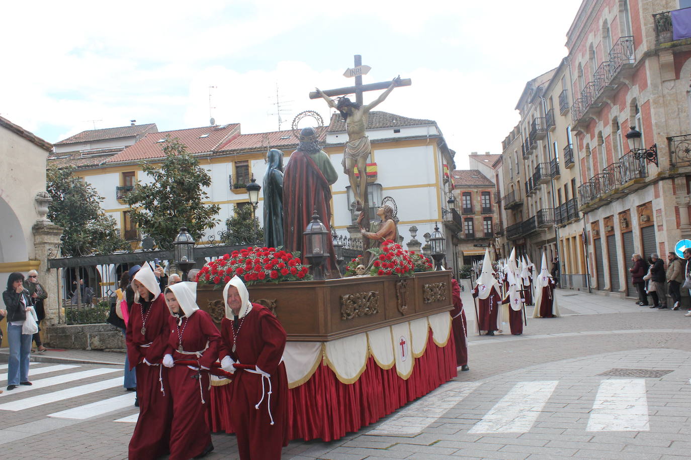 La Santa Cruz arroja luz sobre el cielo de Ciudad Rodrigo