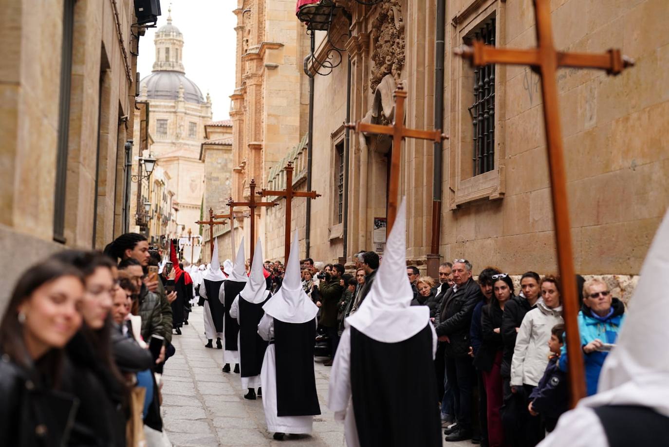 La procesión de la Hermandad de Nuestro Padre Jesús del Vía Crucis, en imágenes