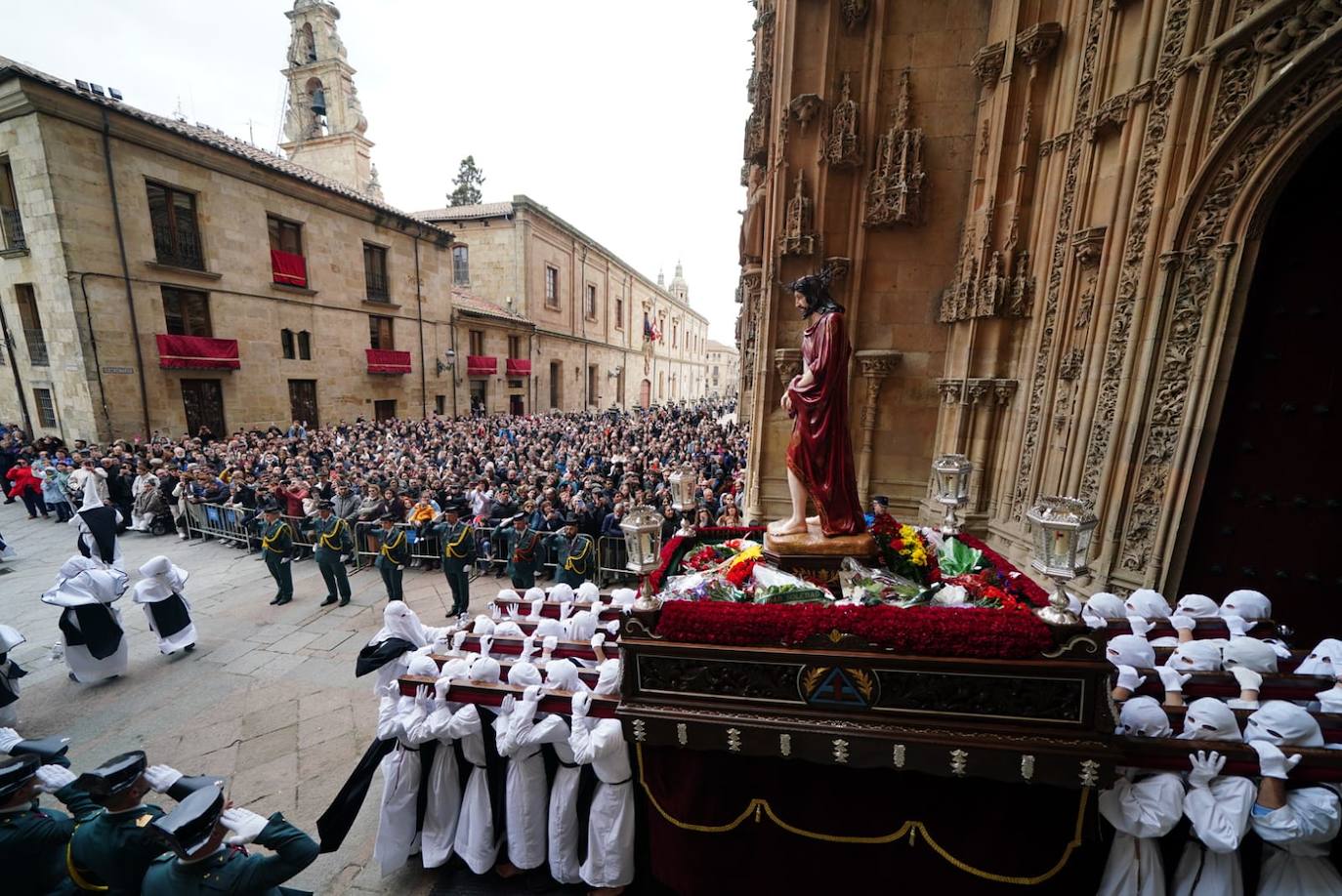 La procesión de la Hermandad de Nuestro Padre Jesús del Vía Crucis, en imágenes