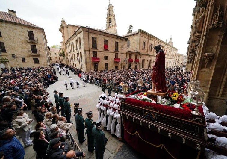 Imagen de la salida de la procesión de la Hermandad de Nuestro Padre Jesús del Vía Crucis por la Puerta del Obispo de la Catedral Nueva.