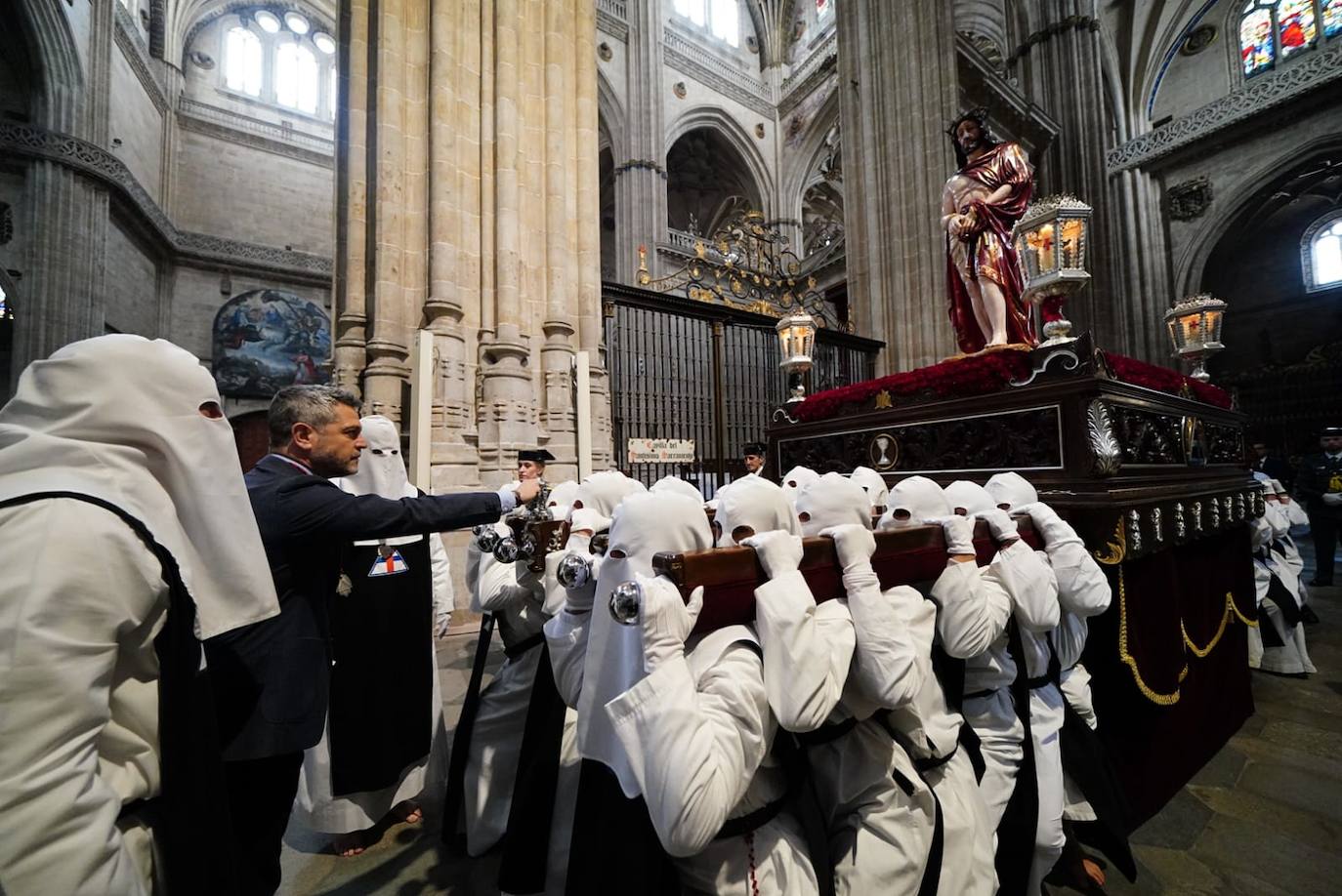 La procesión de la Hermandad de Nuestro Padre Jesús del Vía Crucis, en imágenes
