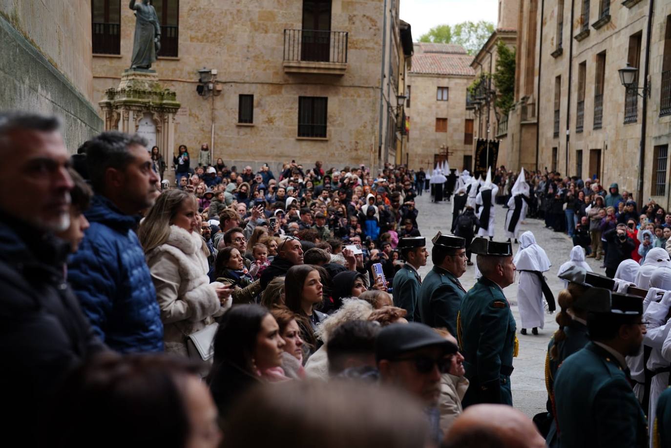 La procesión de la Hermandad de Nuestro Padre Jesús del Vía Crucis, en imágenes
