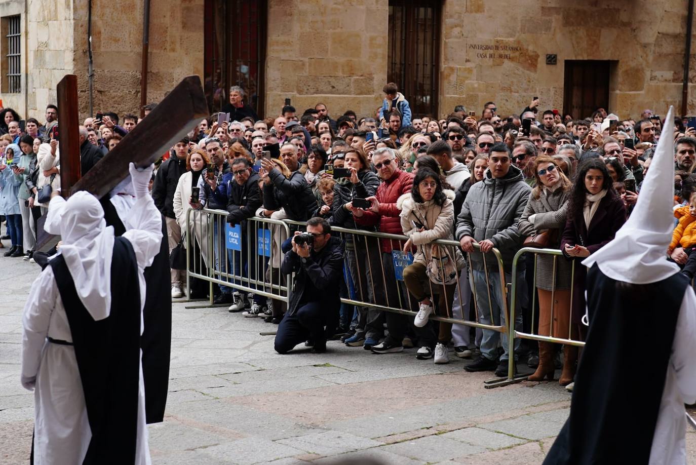 La procesión de la Hermandad de Nuestro Padre Jesús del Vía Crucis, en imágenes