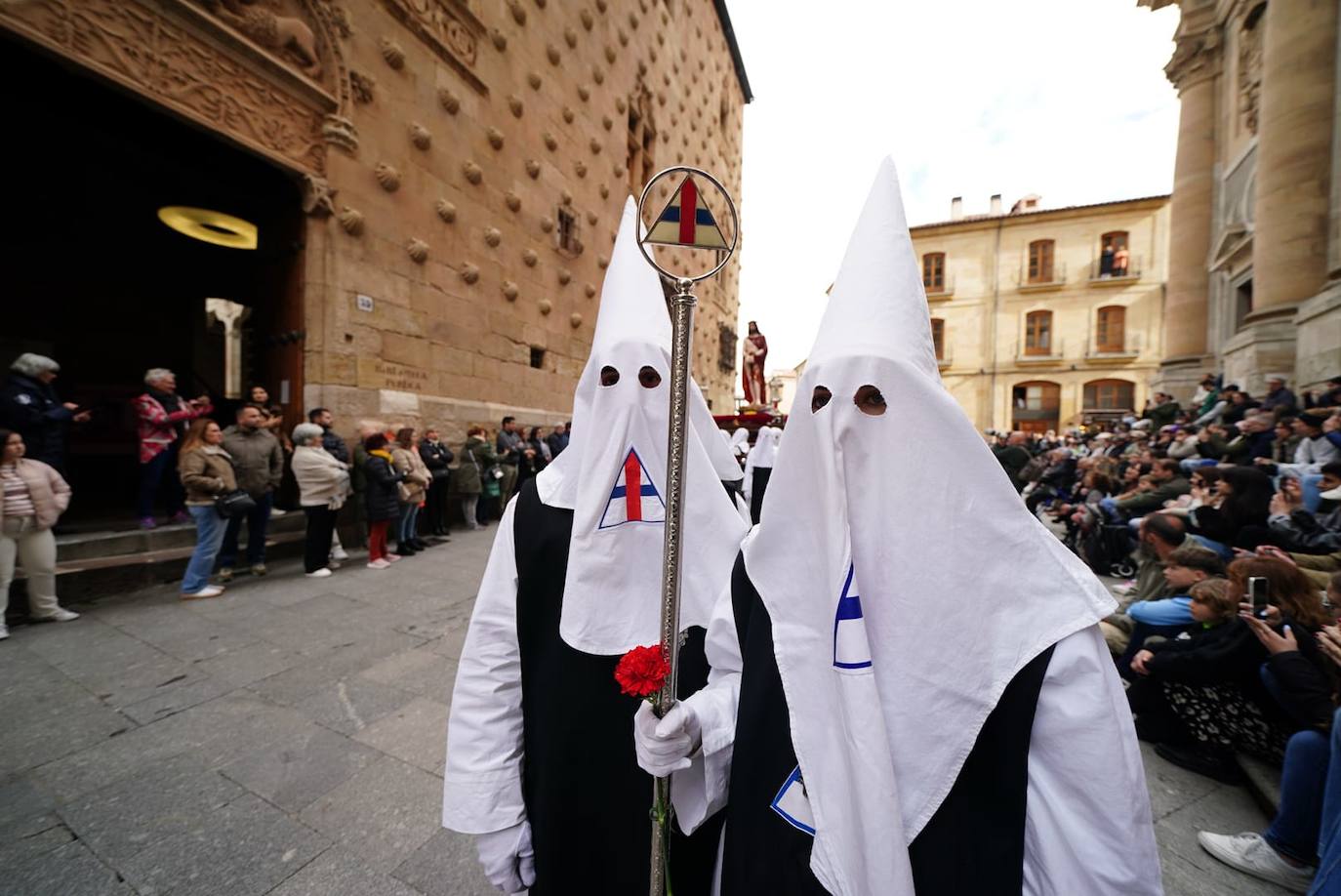 La procesión de la Hermandad de Nuestro Padre Jesús del Vía Crucis, en imágenes