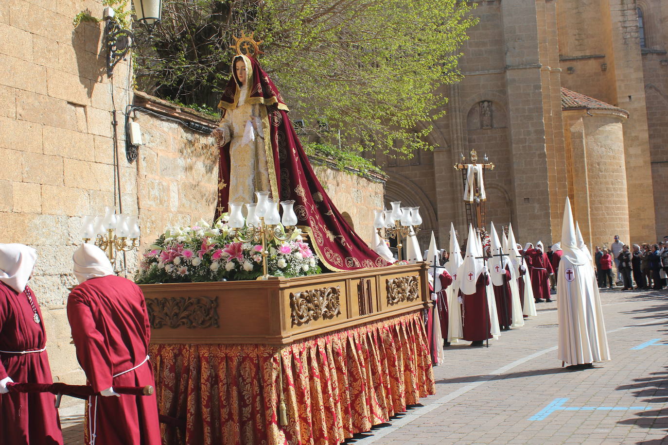 La Santa Cruz arroja luz sobre el cielo de Ciudad Rodrigo