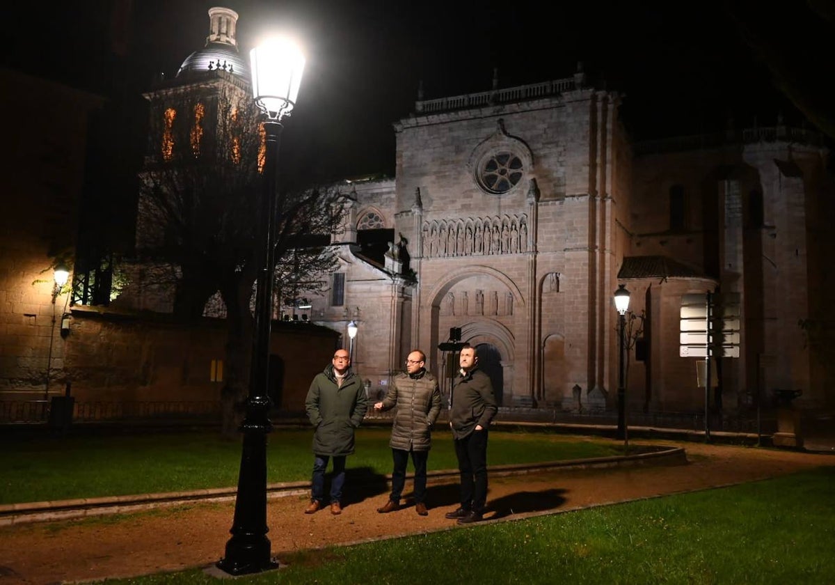 Ramón Sastre, Marcos Iglesias y Rubén Benito durante la visita