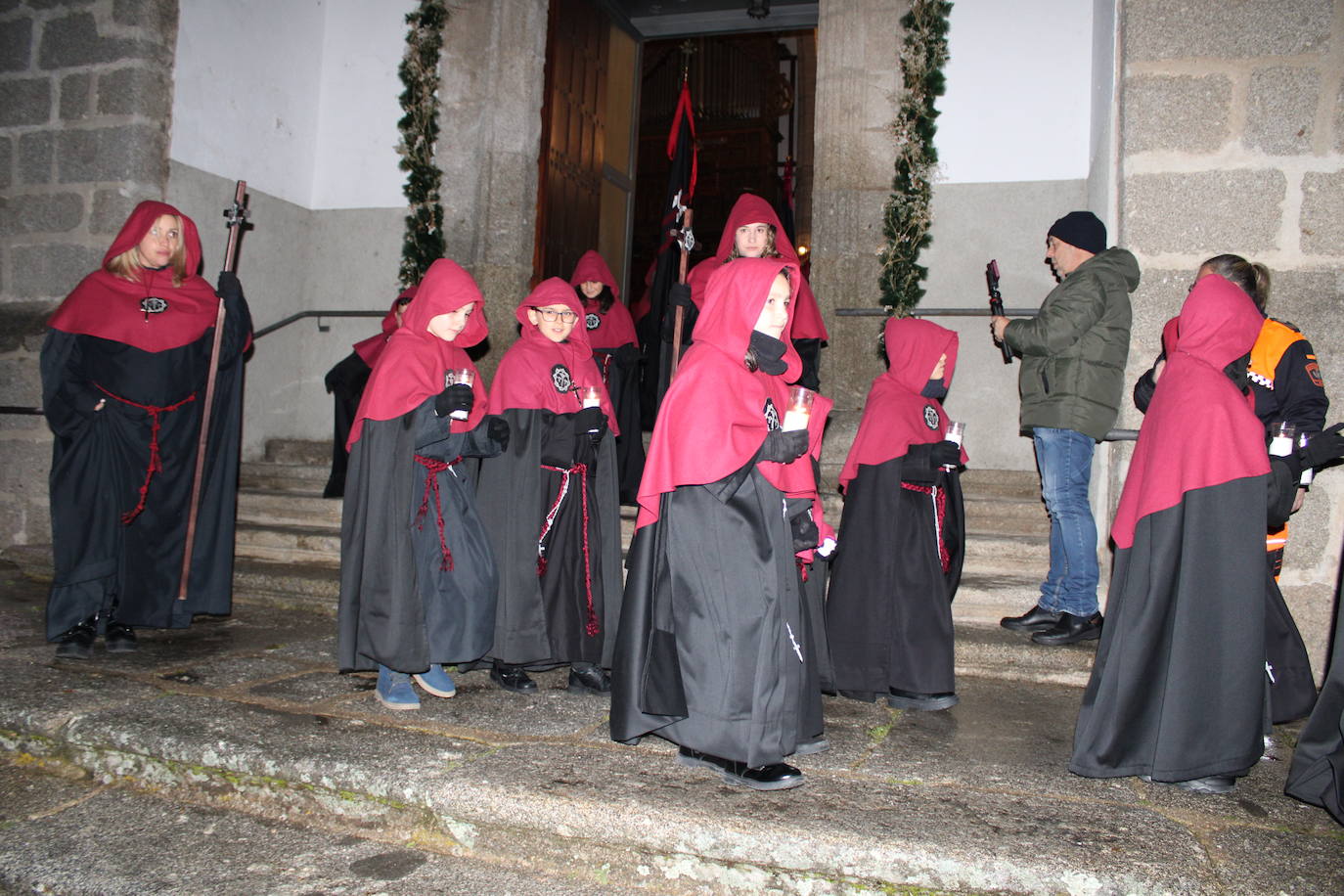 El silencio y la oscuridad acompañan al Nazareno y al Amarrao en su salida en procesión por las calles de Béjar