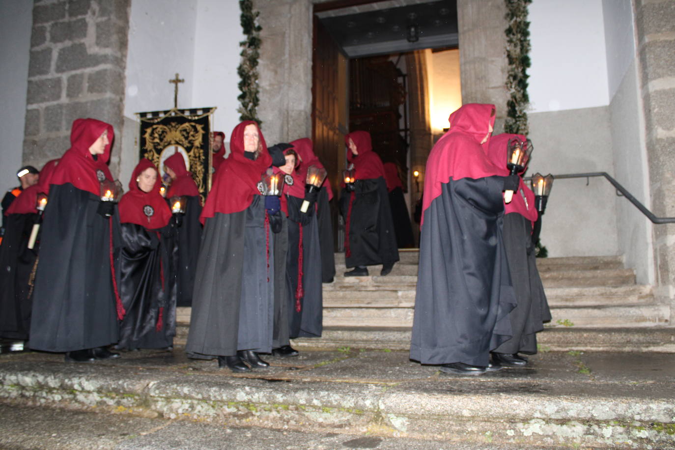 El silencio y la oscuridad acompañan al Nazareno y al Amarrao en su salida en procesión por las calles de Béjar
