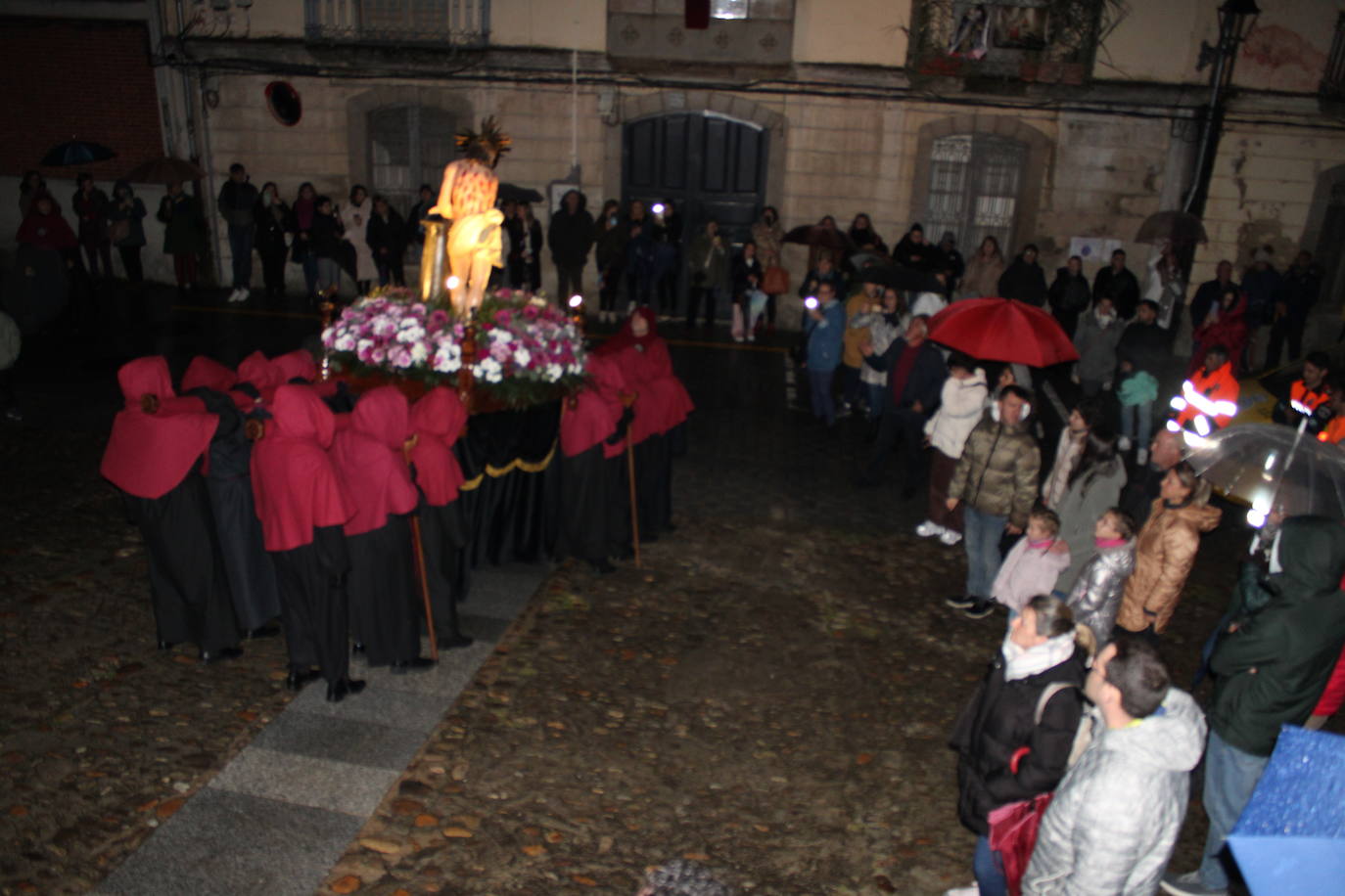 El silencio y la oscuridad acompañan al Nazareno y al Amarrao en su salida en procesión por las calles de Béjar